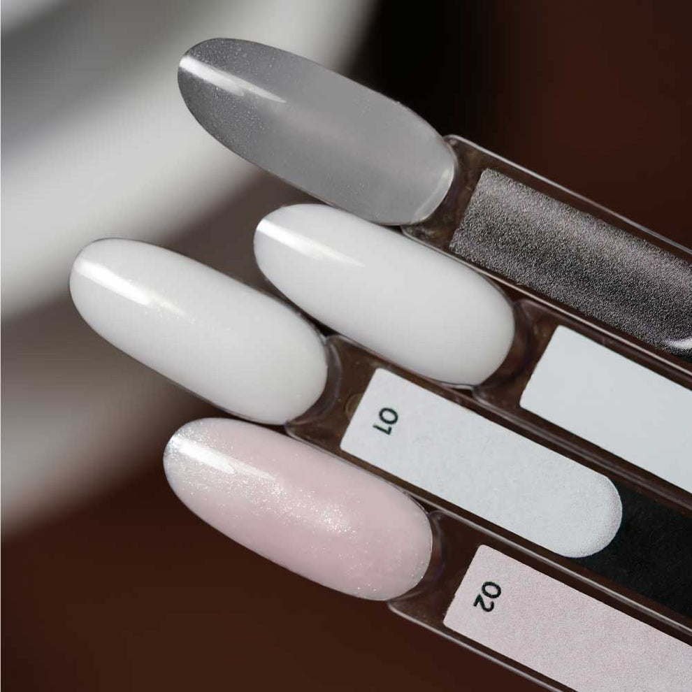 Aplicación polygel Shimmer 01 blanco brillo en uñas