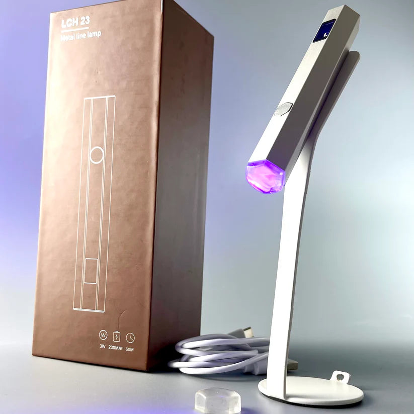 NAILSOFTHEDAY Metal Line Lamp: una linterna de metal con soporte para formas superiores/inferiores