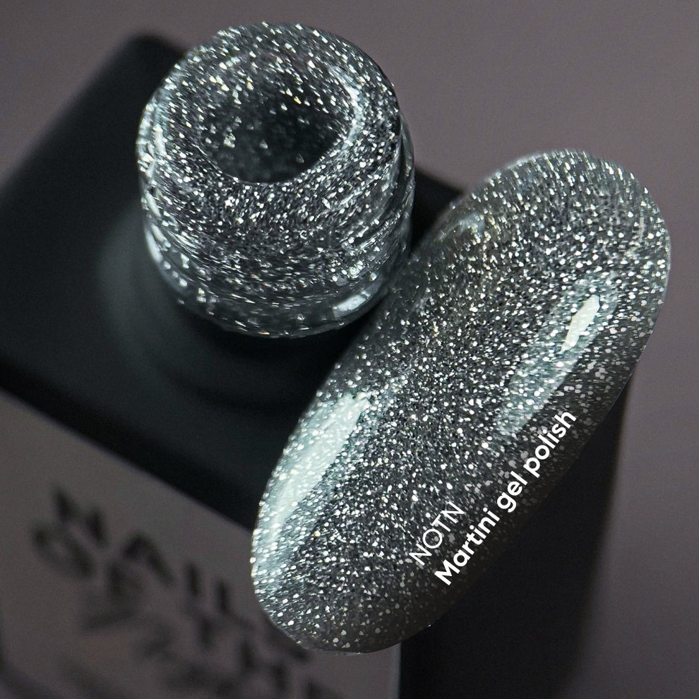 NAILSOFTHENIGHT Martini gel polish - esmalte semipermanente reflectante plateado para uñas, 10 ml