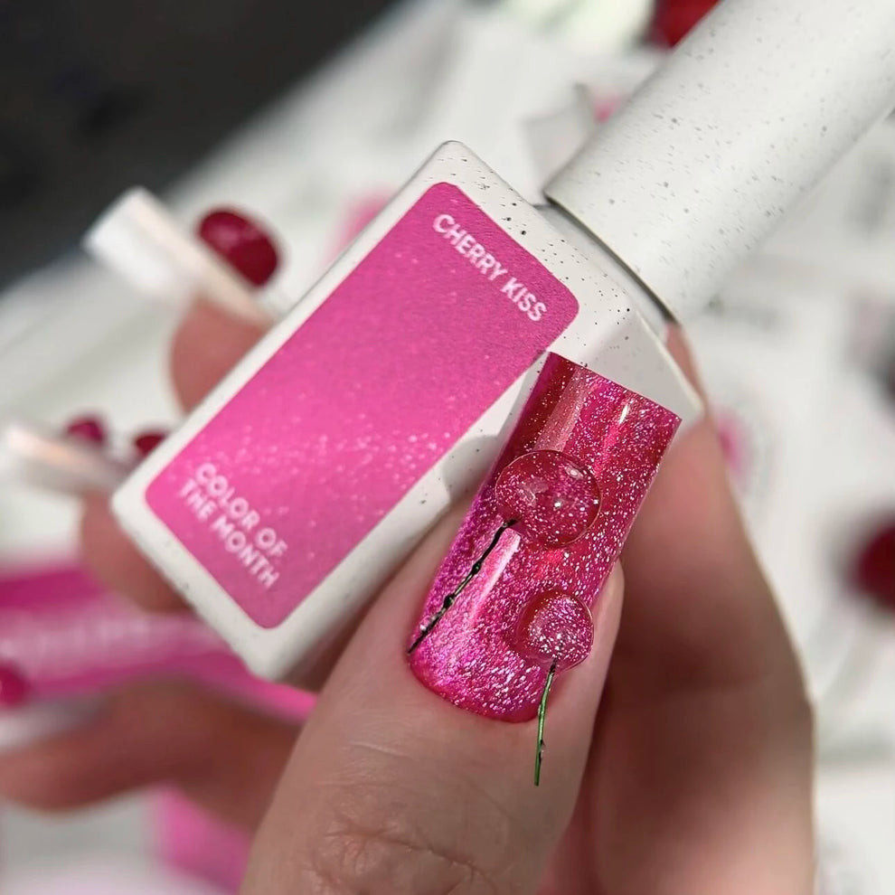 NAILSOFTHEDAY Color del Mes Junio 2025 Cherry Kiss — rosa intenso con efecto ojo de gato, cobertura total en una sola capa, 10 ml