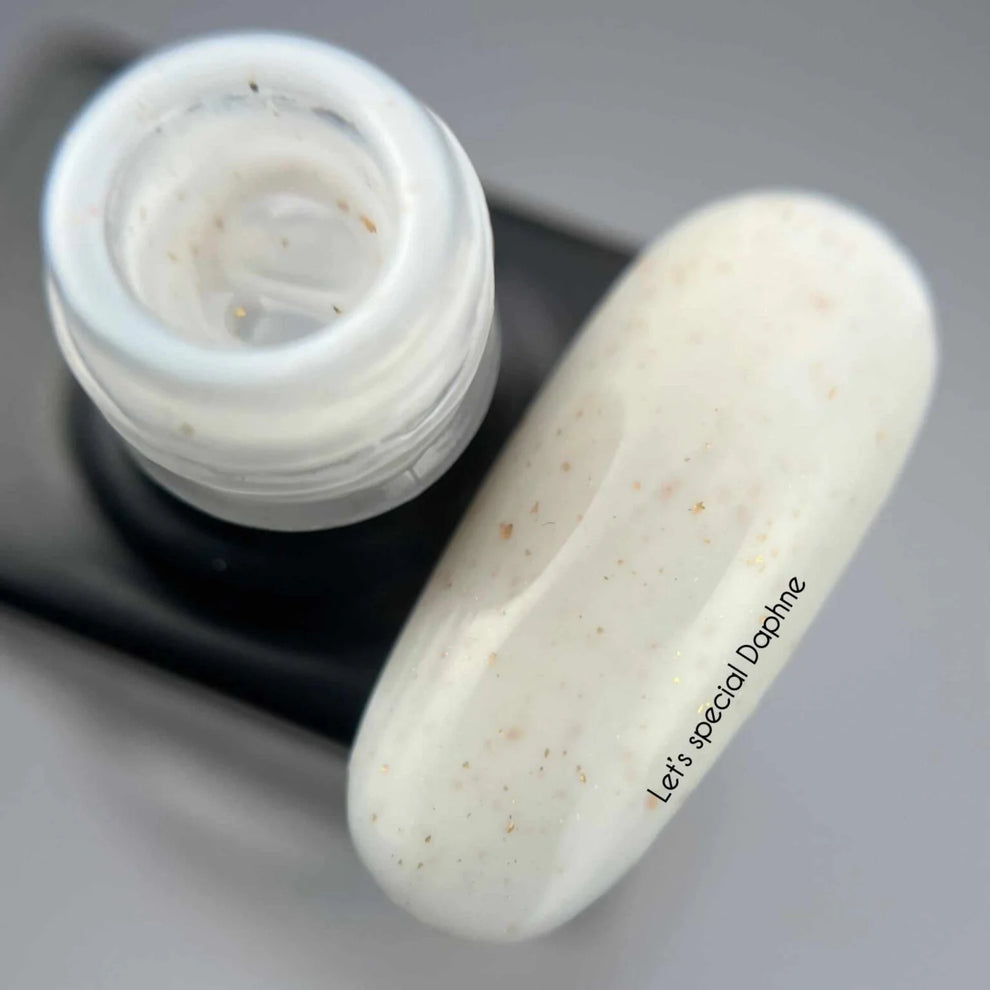 NAILSOFTHEDAY Let’s special Daphne — esmalte semipermanente lechoso con brillo dorado, 10 ml