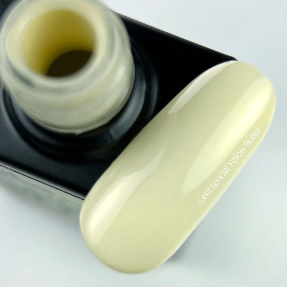 Aplicación del esmalte semipermanente Yellow Butter en una sola capa"