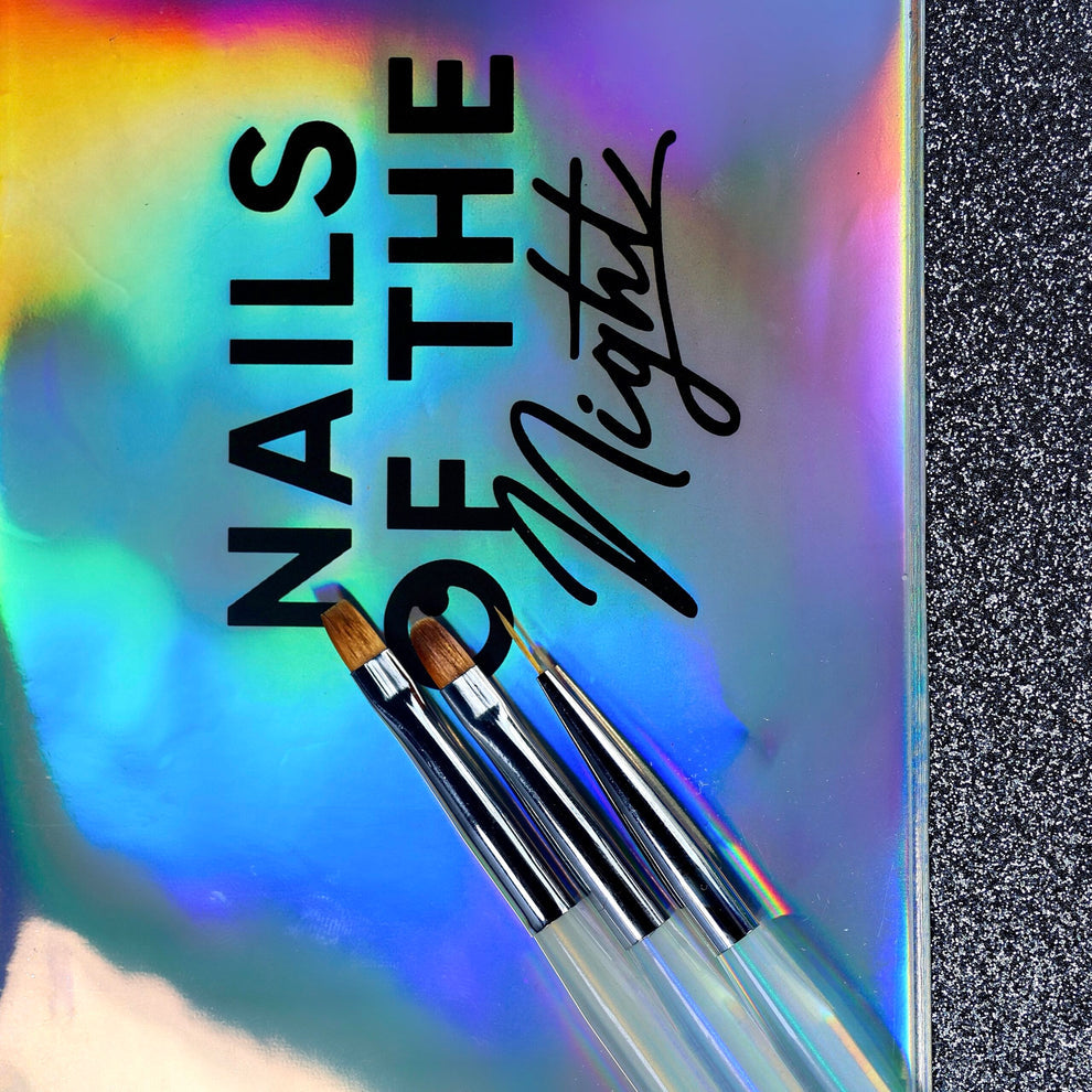 NAILSOFTHENIGHT Nail Art Brush, un pincel cuadrado con un cómodo mango transparente con efecto iridiscente