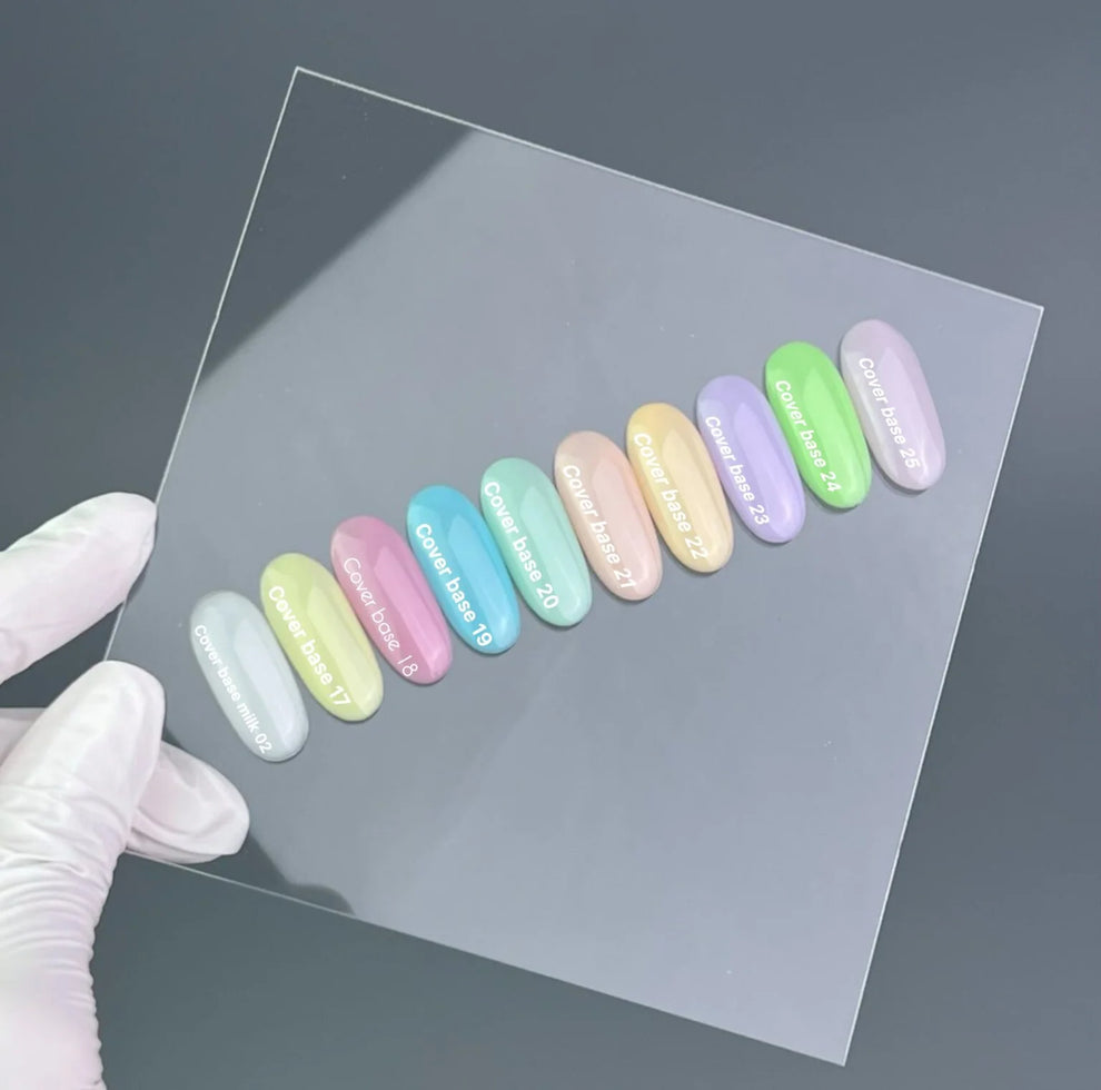 aplicacion de Color leche suave y delicado en uñas