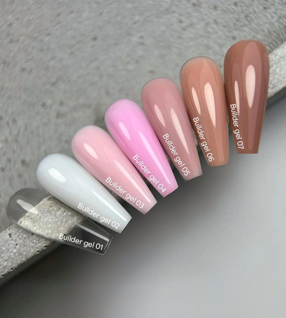 Aplicación de gel constructor transparente en extensión de uñas