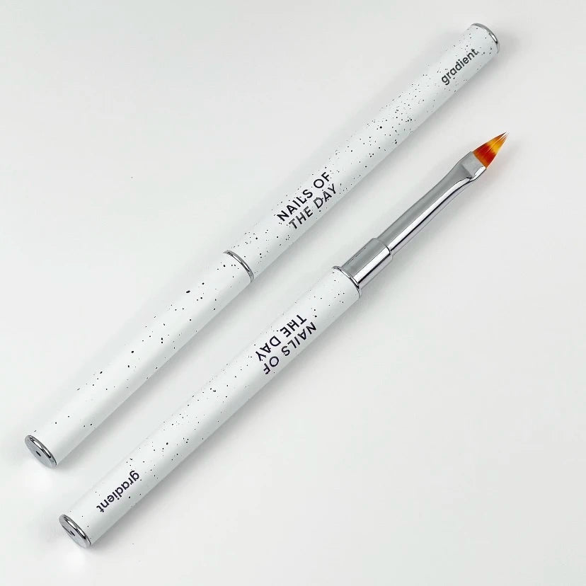 NAILSOFTHEDAY Brush Gradient - un pincel de uñas de metal profesional con tapa, diseñado para crear degradados impecables, 12 mm