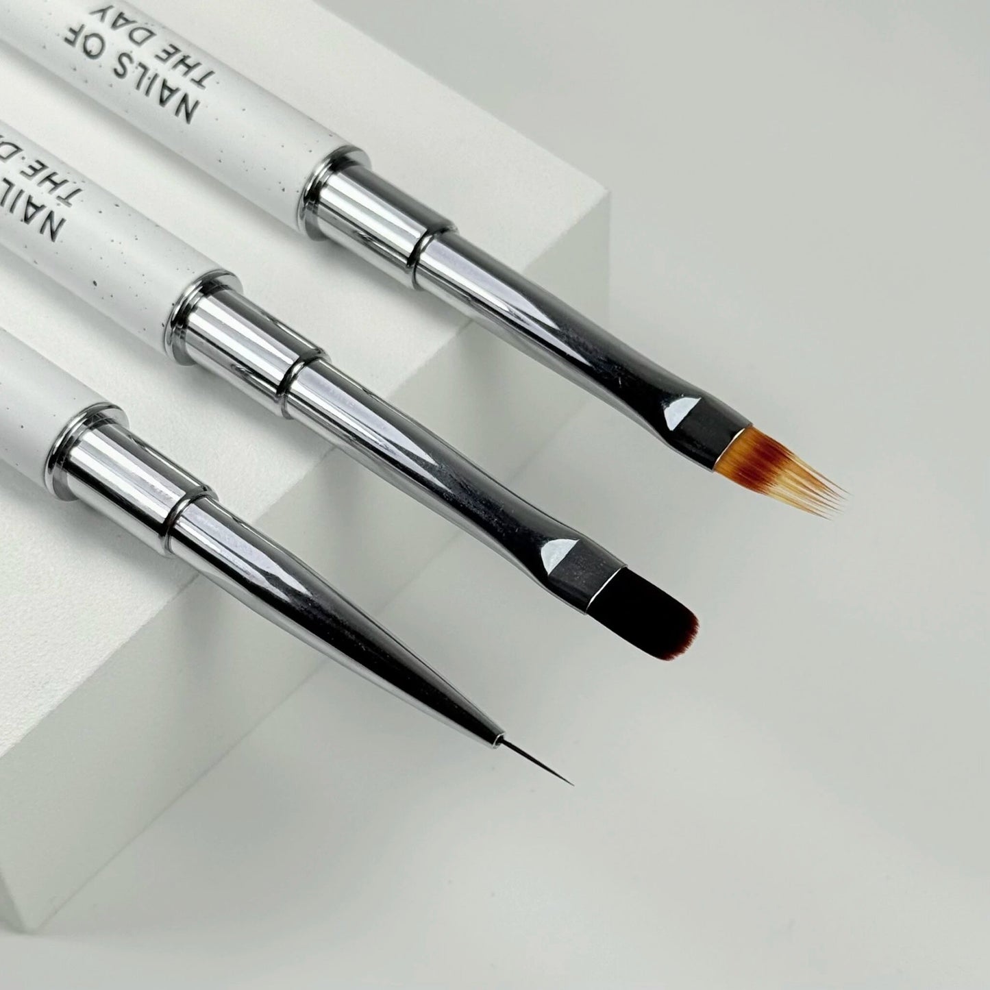 NAILSOFTHEDAY Brush Gradient - un pincel de uñas de metal profesional con tapa, diseñado para crear degradados impecables, 12 mm