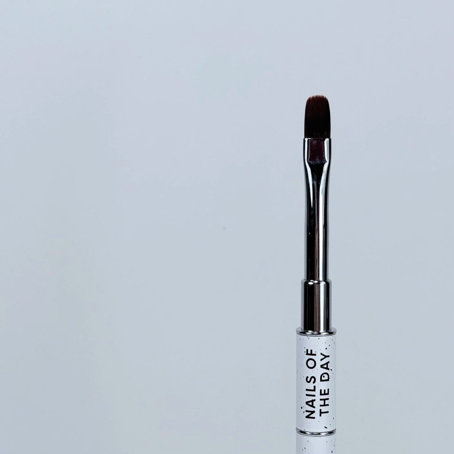 Pincel 2en1: Liner + Oval - un pincel de uñas de metal profesional de doble cara con tapas, diseñado tanto para detalles finos como para esculpir el gel. Liner 11 mm + ovalado plano 11 mm.