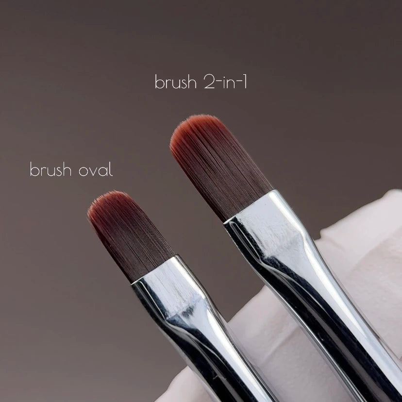 Pincel 2en1: Liner + Oval - un pincel de uñas de metal profesional de doble cara con tapas, diseñado tanto para detalles finos como para esculpir el gel. Liner 11 mm + ovalado plano 11 mm.