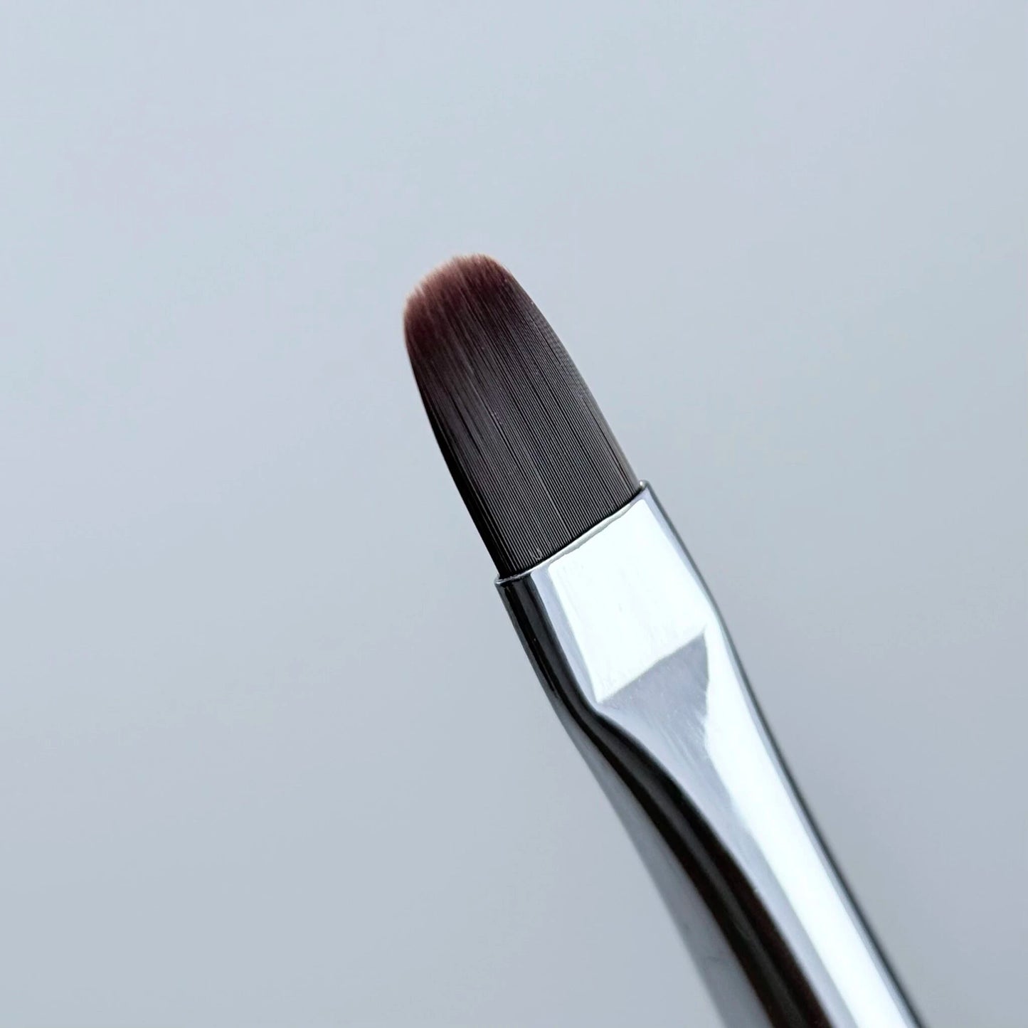 NAILSOFTHEDAY Professional Brush Oval - un pincel de uñas de metal profesional con tapa, diseñado para la aplicación de gel, forma ovalada plana, 9 mm.