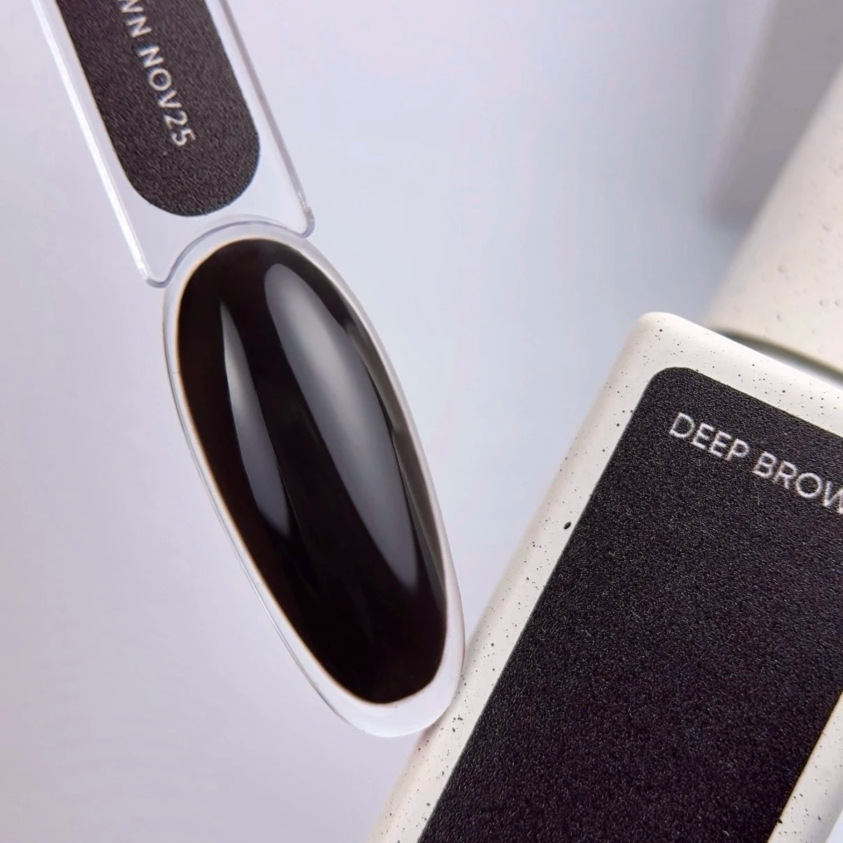 NAILSOFTHEDAY Color del mes Noviembre 2025 - Marrón profundo: un rico tono de chocolate con cobertura en una sola capa, 10 ml