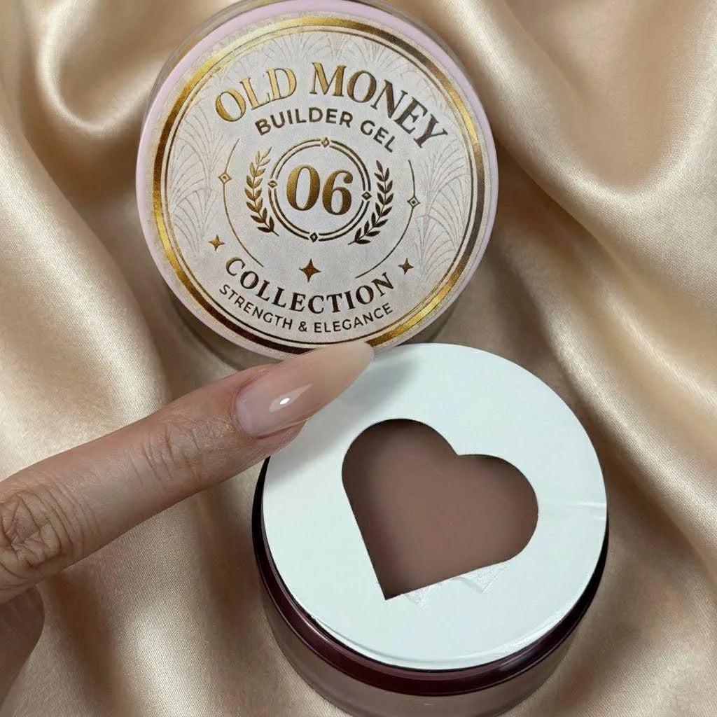 Builder Gel Old Money 06 Illusion Beauty de 30 g con muestra de tono nude beige rosado y envase con apertura de corazón.