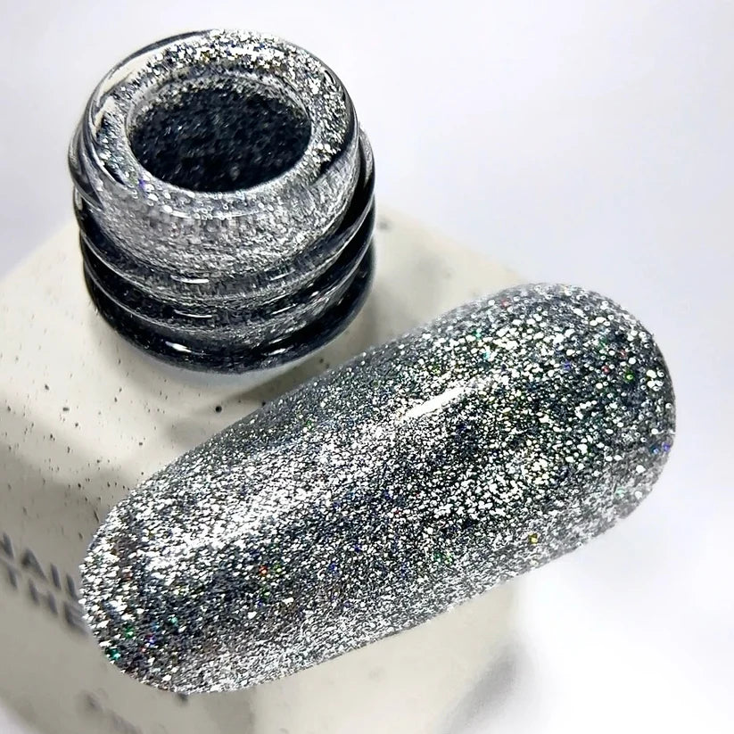 NAILSOFTHEDAY Color of the Month Diciembre 2025 SUPERHUMANS — tono acero con pan de plata, cobertura completa en una sola capa, 6 ml