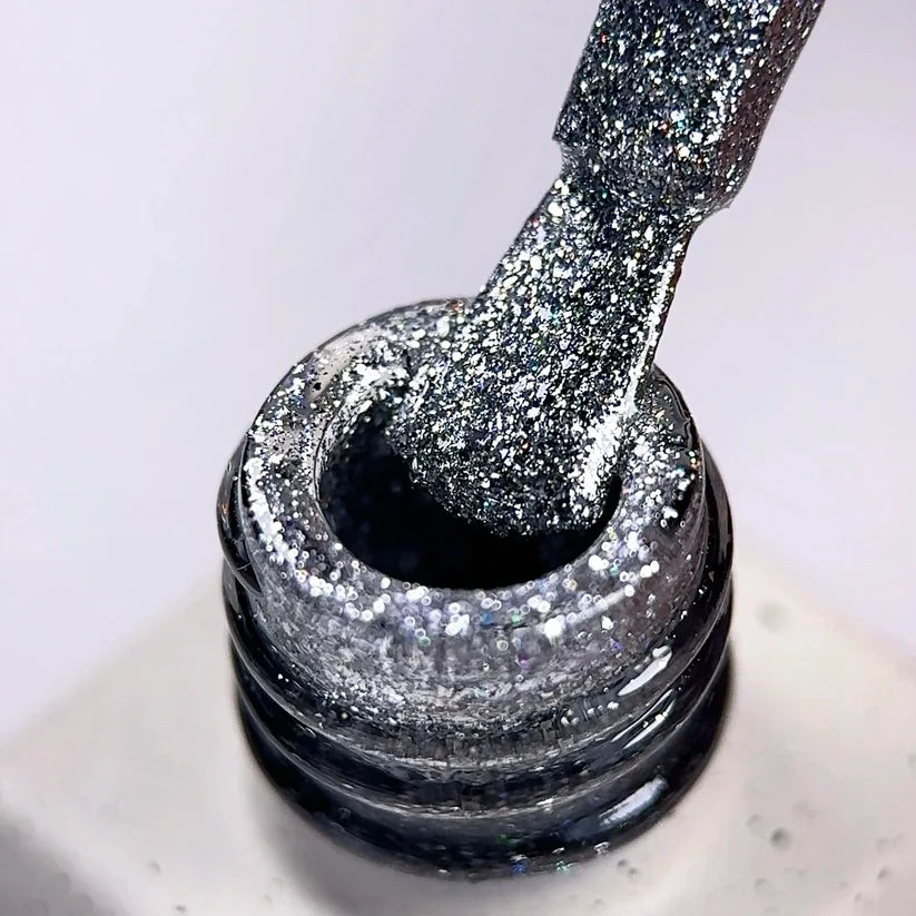 NAILSOFTHEDAY Color of the Month Diciembre 2025 SUPERHUMANS — tono acero con pan de plata, cobertura completa en una sola capa, 6 ml