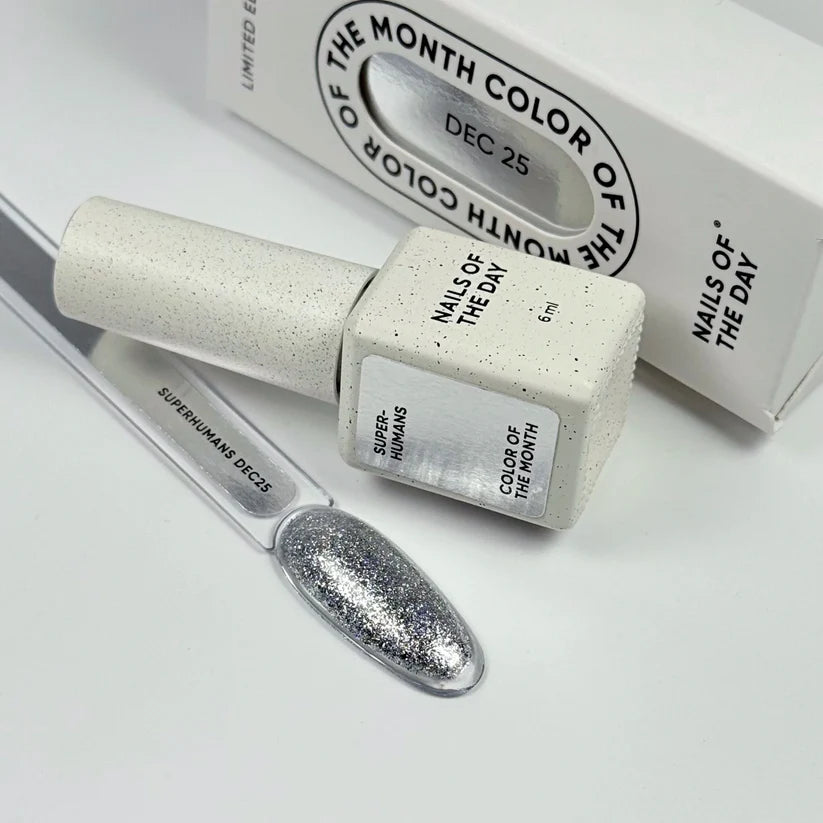 NAILSOFTHEDAY Color of the Month Diciembre 2025 SUPERHUMANS — tono acero con pan de plata, cobertura completa en una sola capa, 6 ml