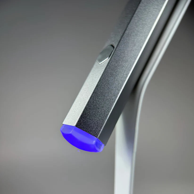 NAILSOFTHEDAY Metal Line Lamp: una linterna de metal con soporte para formas superiores/inferiores