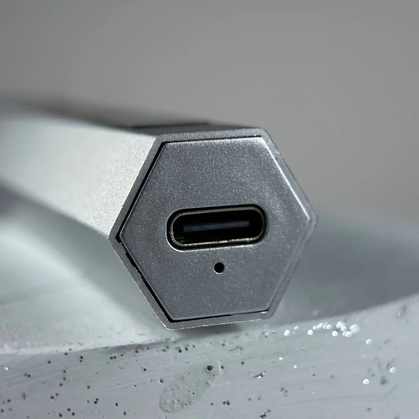 NAILSOFTHEDAY Metal Line Lamp: una linterna de metal con soporte para formas superiores/inferiores