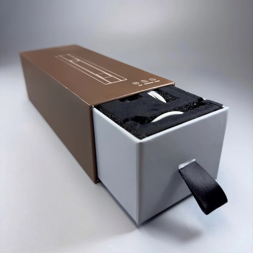 NAILSOFTHEDAY Metal Line Lamp: una linterna de metal con soporte para formas superiores/inferiores