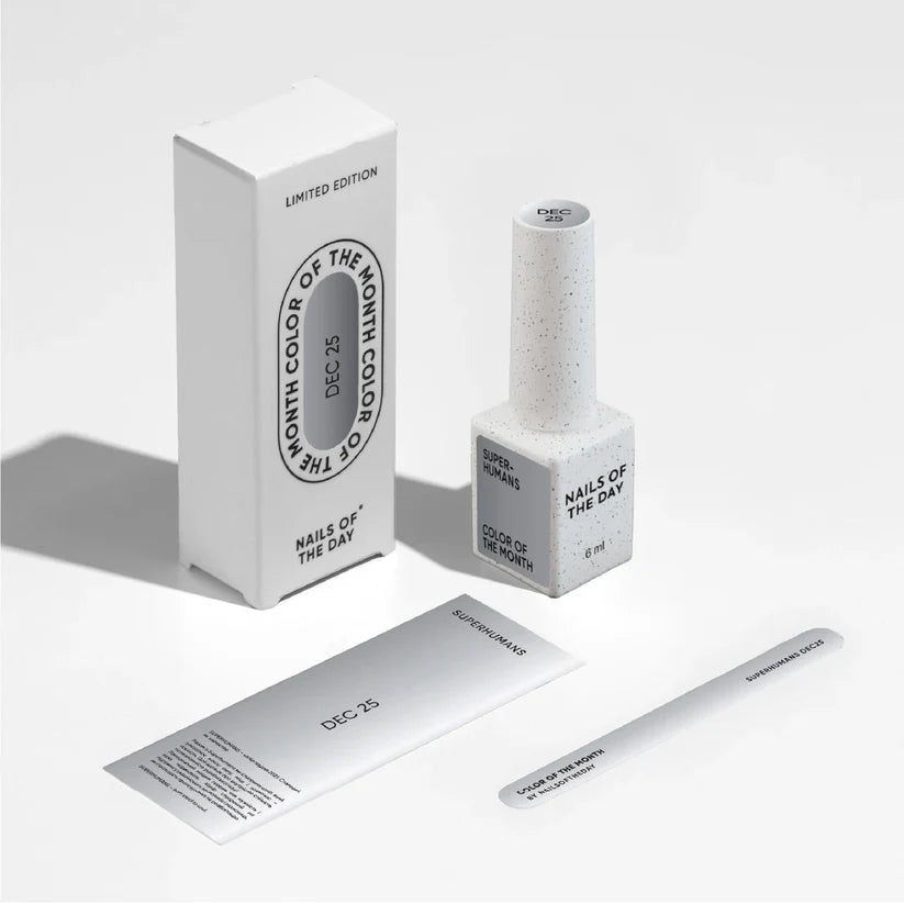 NAILSOFTHEDAY Color of the Month Diciembre 2025 SUPERHUMANS — tono acero con pan de plata, cobertura completa en una sola capa, 6 ml