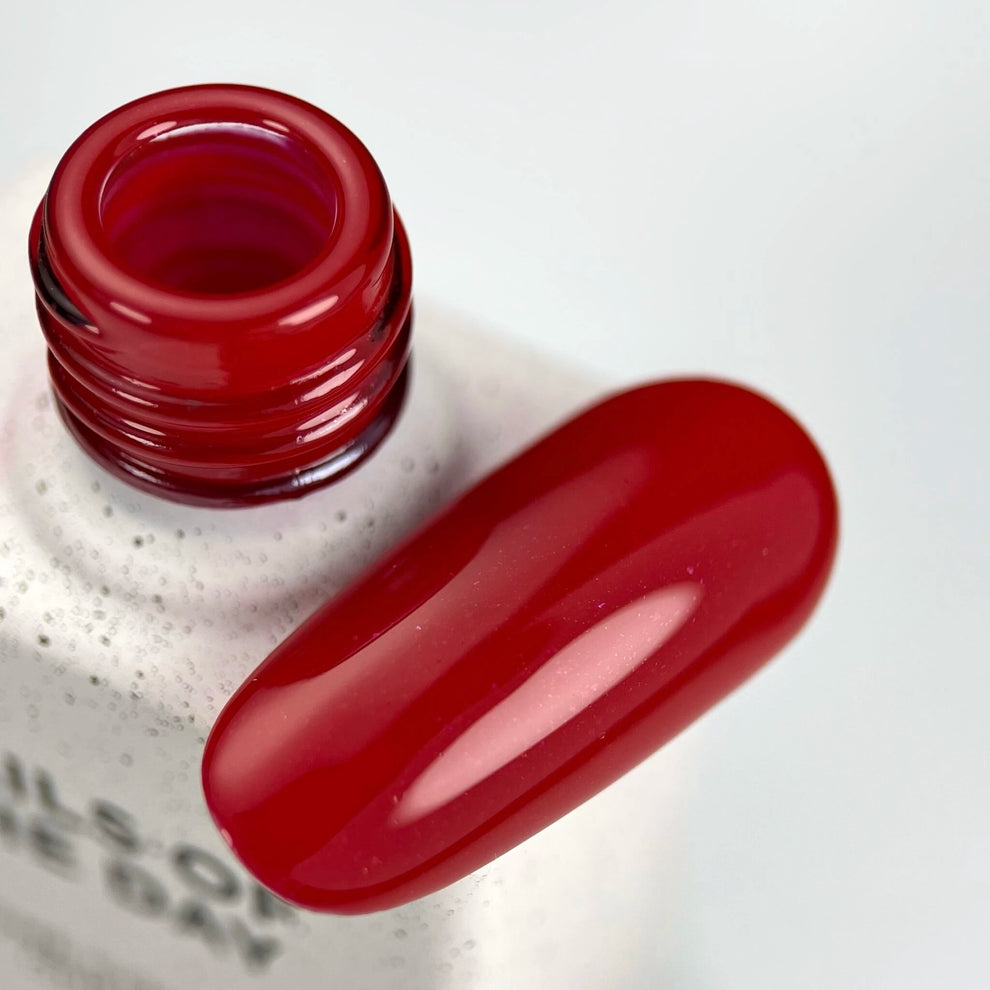 NAILSOFTHEDAY Color del Mes – Agosto 2025 Kalyna – rojo intenso de viburno con destellos rosas finos. Cubre perfectamente en una sola capa. 10 ml.