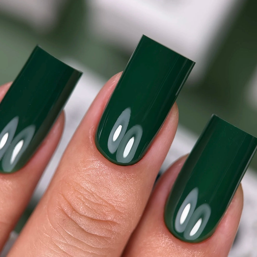 NAILSOFTHEDAY Color del Mes Septiembre 2025 Everroot - Un verde profundo e intenso con cobertura total en una sola capa, 10 ml.