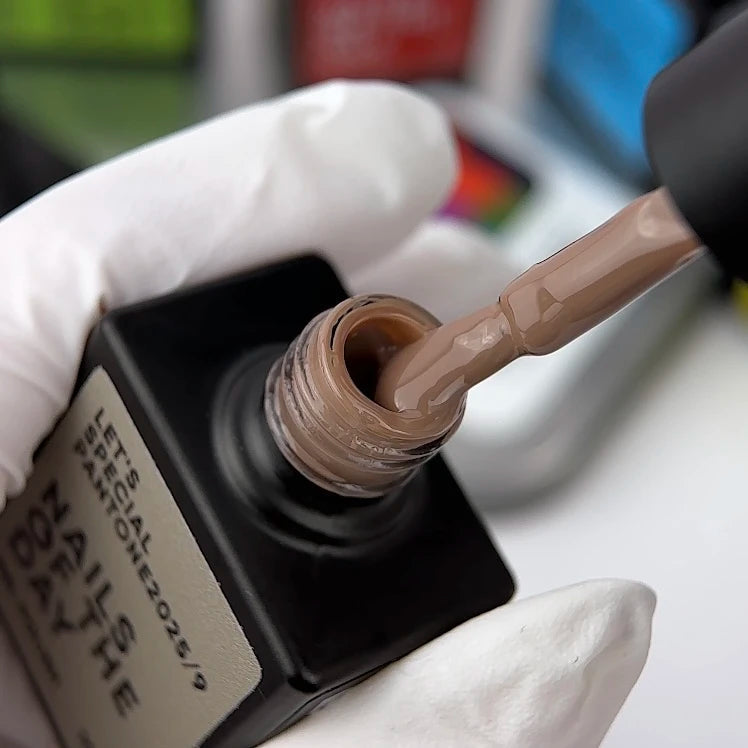 Esmalte Semipermanente Pantone 2025/9 NAILS OF THE DAY - Beige Café Frío 10ml