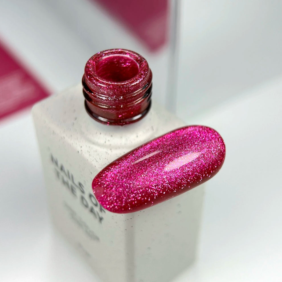 NAILSOFTHEDAY Color del Mes Junio 2025 Cherry Kiss — rosa intenso con efecto ojo de gato, cobertura total en una sola capa, 10 ml