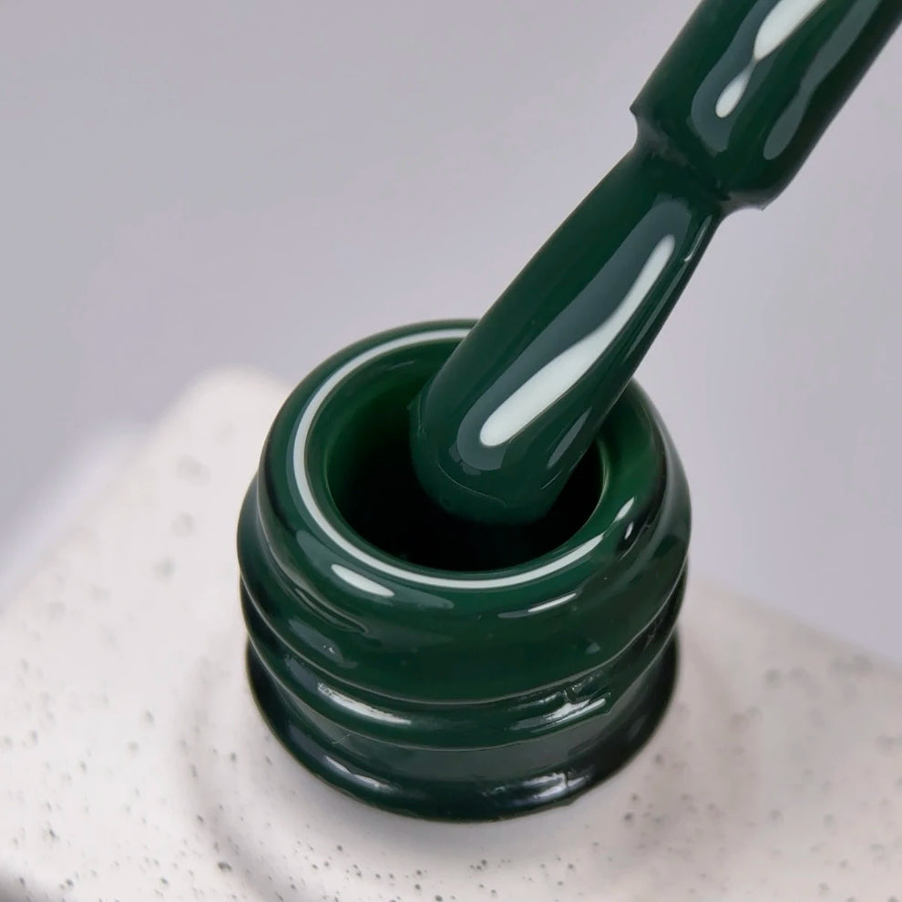 NAILSOFTHEDAY Color del Mes Septiembre 2025 Everroot - Un verde profundo e intenso con cobertura total en una sola capa, 10 ml.