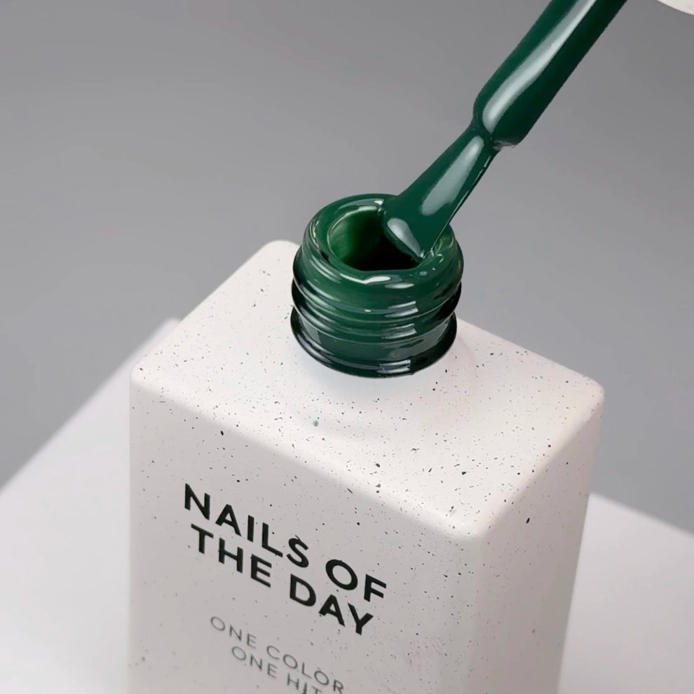 NAILSOFTHEDAY Color del Mes Septiembre 2025 Everroot - Un verde profundo e intenso con cobertura total en una sola capa, 10 ml.