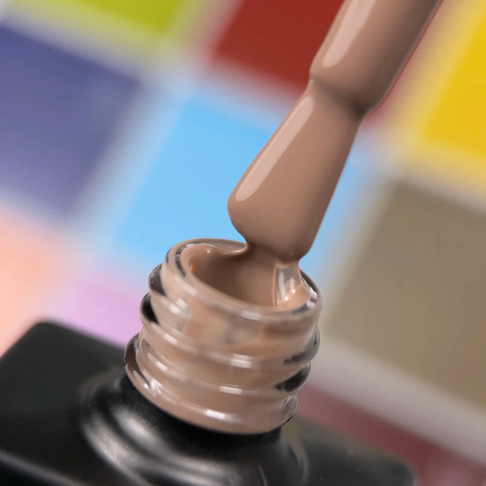 Color Pantone 2025/9 beige café frío para uñas elegantes
