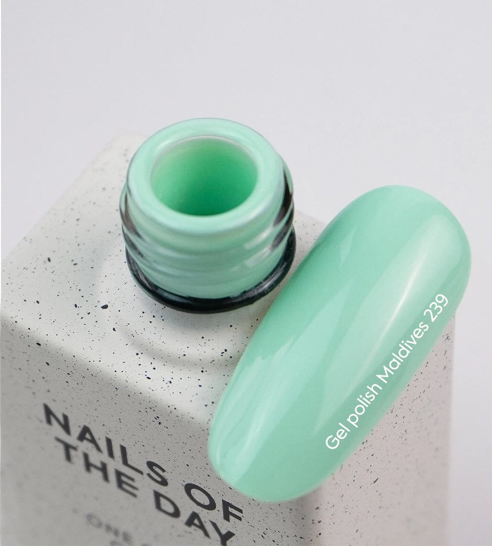NAILSOFTHEDAY Gel Polish Maldives — esmalte semipermanente verde menta cálido, cubre en una sola capa, 10 ml.
