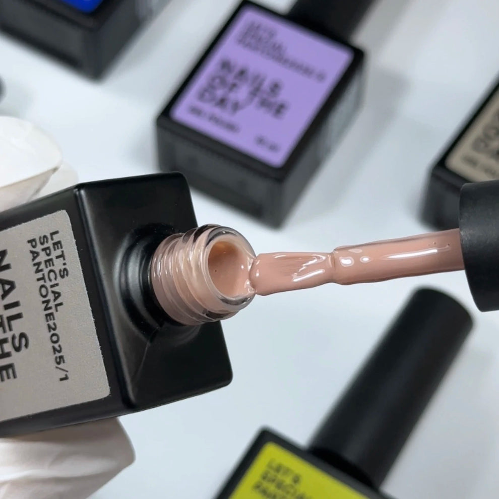 NAILSOFTHEDAY Let’s special Pantone2025/1 — esmalte semipermanente beige-marrón cálido, que cubre en una capa, 10 ml.