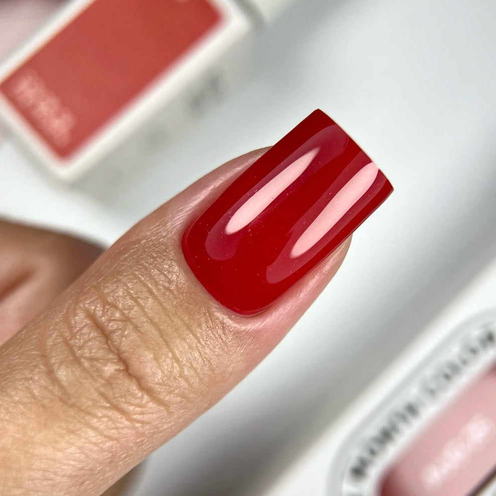 NAILSOFTHEDAY Color del Mes – Agosto 2025 Kalyna – rojo intenso de viburno con destellos rosas finos. Cubre perfectamente en una sola capa. 10 ml.