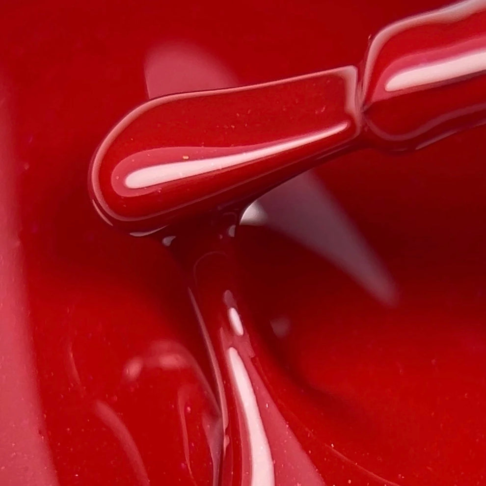 NAILSOFTHEDAY Color del Mes – Agosto 2025 Kalyna – rojo intenso de viburno con destellos rosas finos. Cubre perfectamente en una sola capa. 10 ml.