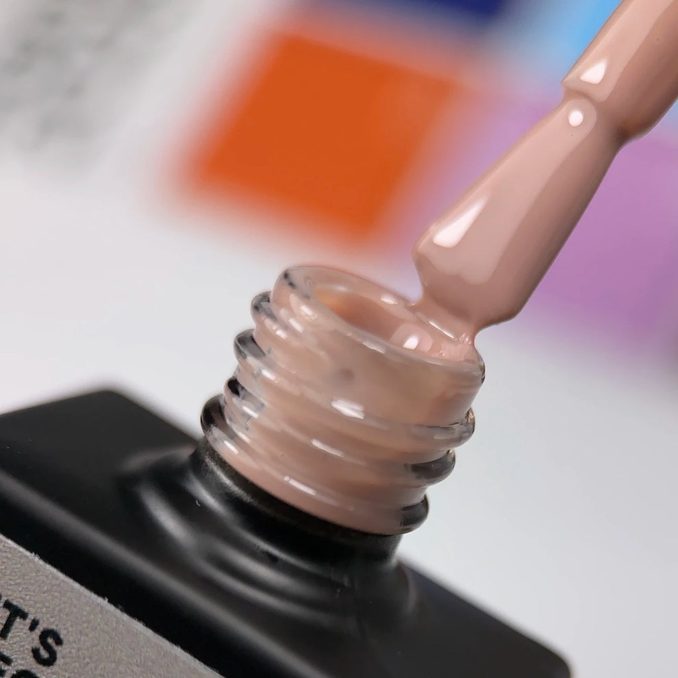 NAILSOFTHEDAY Let’s special Pantone2025/1 — esmalte semipermanente beige-marrón cálido, que cubre en una capa, 10 ml.