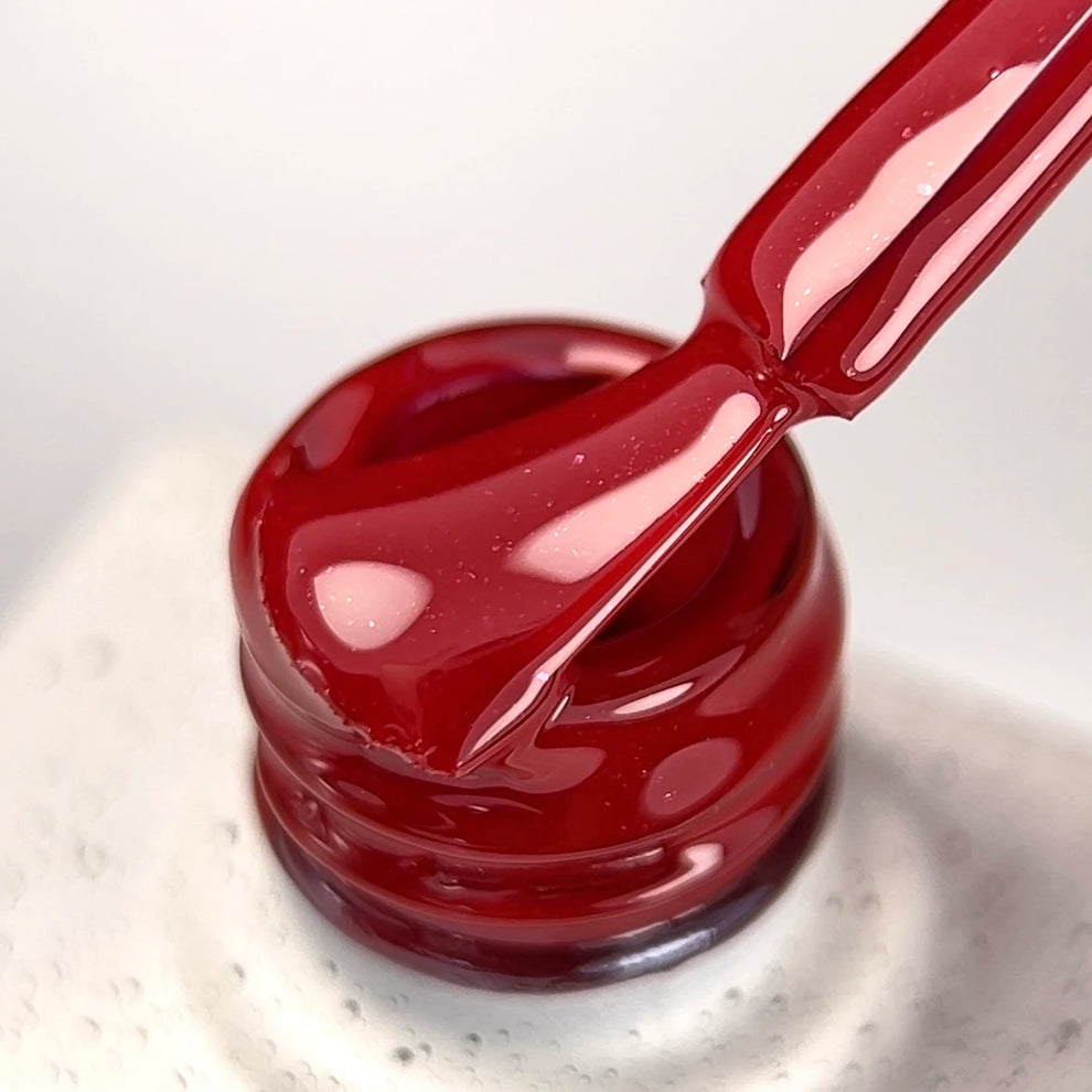 NAILSOFTHEDAY Color del Mes – Agosto 2025 Kalyna – rojo intenso de viburno con destellos rosas finos. Cubre perfectamente en una sola capa. 10 ml.