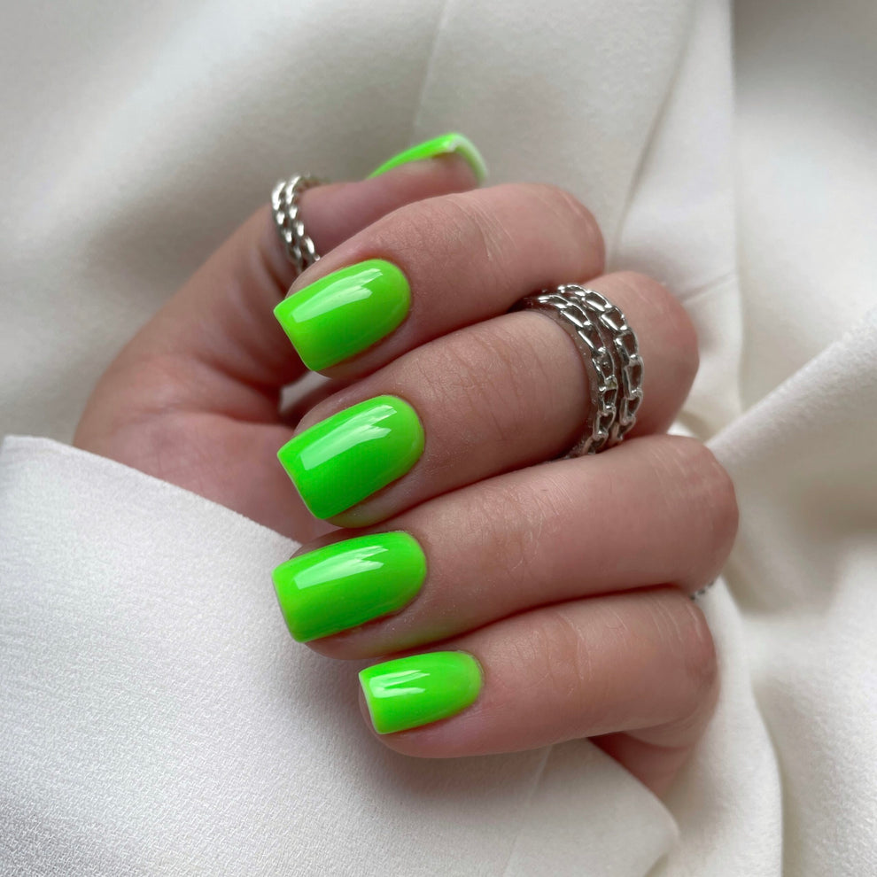 NAILSOFTHEDAY Let's Special Lime: un esmalte semipermanente especial de verde neón que se superpone en una capa, 10 ml