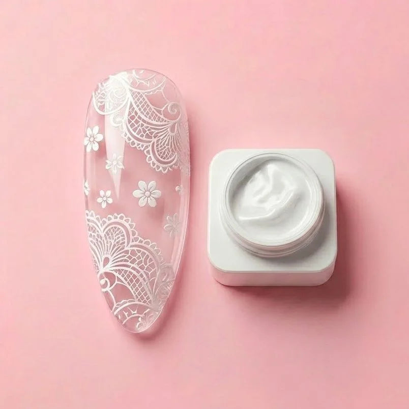 Muestra de estampado blanco con motivos florales y encaje junto a gel para stamping blanco Illusion Beauty.