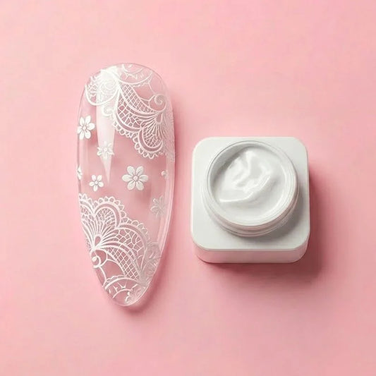 Muestra de estampado blanco con motivos florales y encaje junto a gel para stamping blanco Illusion Beauty.